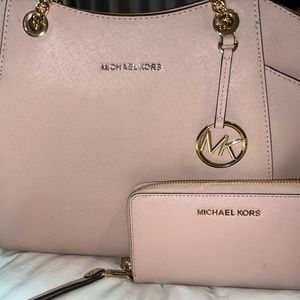 LIGHTLY USED
NO STAINS
SMOKE FREE

PICK UP/MEET ONLY
NO SHIPPING!